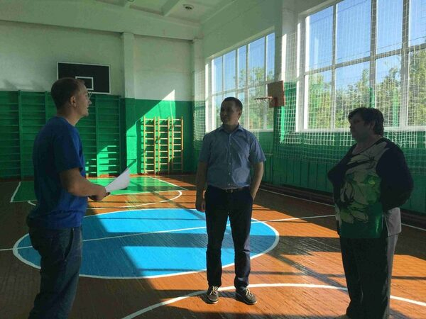 Активисты ОНФ проверили состояние спортивных залов и площадок в сельских школах Омской области Активисты ОНФ проверили состояние спортивных залов и площадок в сельских школах Омской области