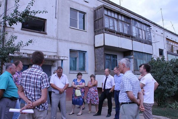 Волгоградские активисты ОНФ помогают решить проблему жителей проблемного дома в поселке Средняя Ахтуба Волгоградские активисты ОНФ помогают решить проблему жителей проблемного дома в поселке Средняя Ахтуба