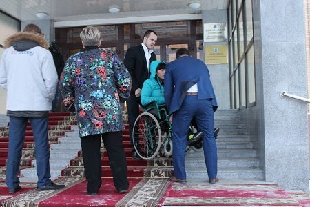 Активисты ОНФ провели мониторинг доступности социальных объектов для инвалидов в Салехарде и Ноябрьске Активисты ОНФ провели мониторинг доступности социальных объектов для инвалидов в Салехарде и Ноябрьске