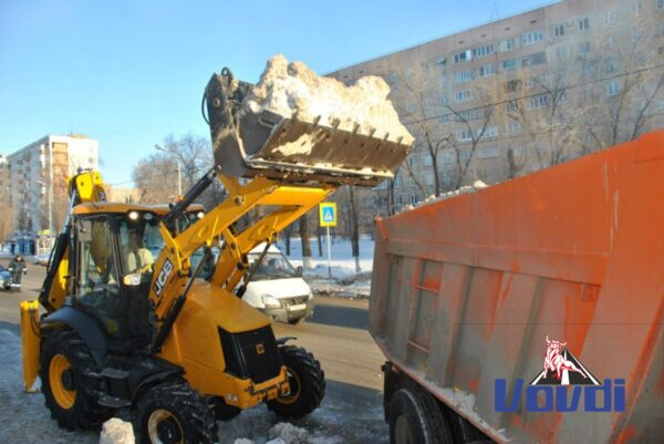 Дорожная спецтехника выехала на уборку снега Дорожная спецтехника выехала на уборку снега