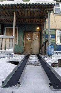 Активисты ОНФ в Ямало-Ненецком округе помогли инвалиду-колясочнику получить накладной пандус Активисты ОНФ в Ямало-Ненецком округе помогли инвалиду-колясочнику получить накладной пандус