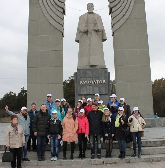 Активисты ОНФ провели экскурсию для школьников по памятным местам Челябинска Активисты ОНФ провели экскурсию для школьников по памятным местам Челябинска