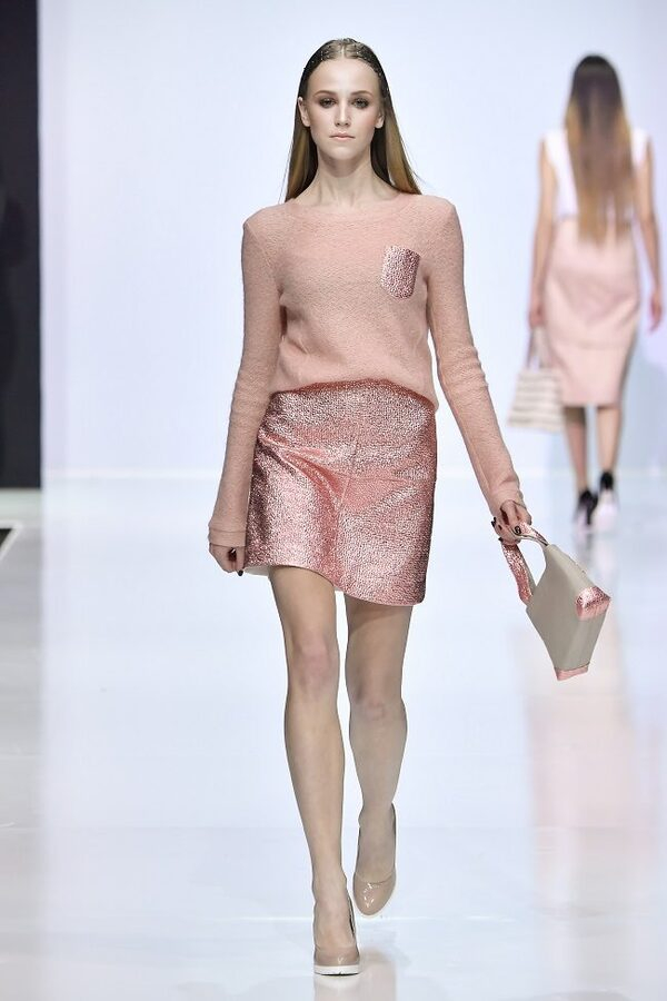 Русский авангард, французский CIRQUE DU SOLEIL, этика Северной Африки – дизайнеры расширяют границы, виртуозно создавая модный калейдоскоп трендовых образов Русский авангард, французский CIRQUE DU SOLEIL, этика Северной Африки – дизайнеры расширяют границы, виртуозно создавая модный калейдоскоп трендовых образов