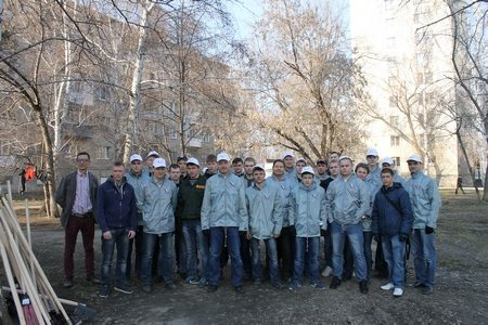 Курганские активисты ОНФ очистили от мусора территорию памятника и сквер в центре города Курганские активисты ОНФ очистили от мусора территорию памятника и сквер в центре города