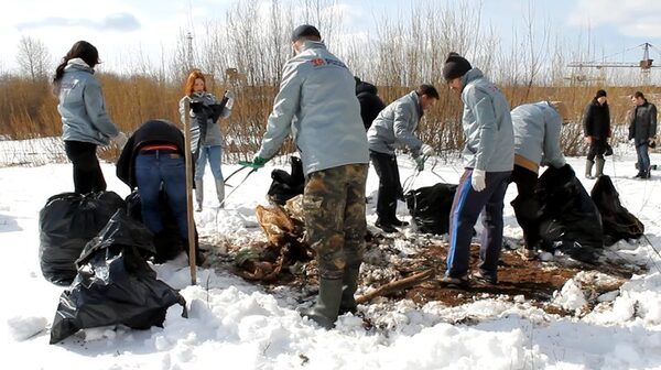 Кировские активисты ОНФ не допустили попадания бытового мусора в реку Вятку Кировские активисты ОНФ не допустили попадания бытового мусора в реку Вятку