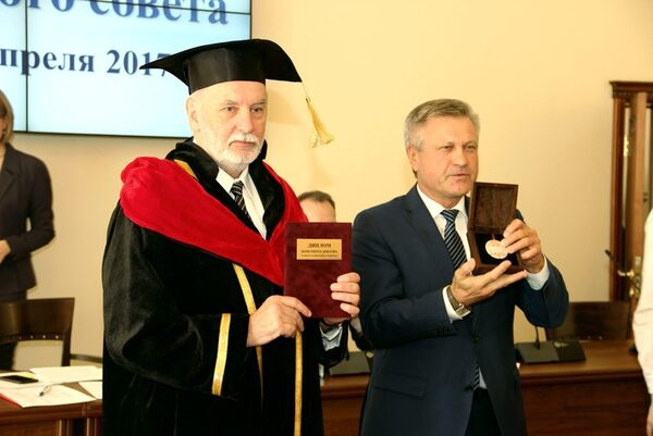 Назван первый почетный доктор Алтайского госуниверситета в статусе опорного вуза Назван первый почетный доктор Алтайского госуниверситета в статусе опорного вуза