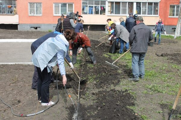 Активисты ОНФ высадили сквер в центре Саранска Активисты ОНФ высадили сквер в центре Саранска