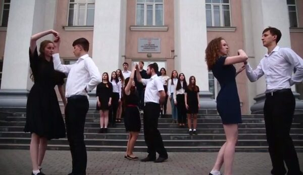 Студенты Алтайского госуниверситета исполнили «Песни Победы» Студенты Алтайского госуниверситета исполнили «Песни Победы»