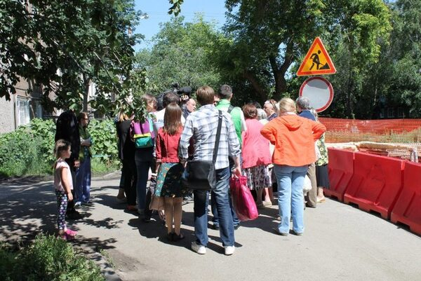 Активисты ОНФ в Челябинской области посетили дворы, исключенные из программы благоустройства Активисты ОНФ в Челябинской области посетили дворы, исключенные из программы благоустройства