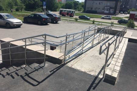 После вмешательства ОНФ отремонтирован пандус входной группы Курганской поликлиники №1 После вмешательства ОНФ отремонтирован пандус входной группы Курганской поликлиники №1