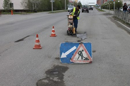 Представителям Народного фронта продемонстрировали технологию ямочного ремонта дорог Салехарда Представителям Народного фронта продемонстрировали технологию ямочного ремонта дорог Салехарда