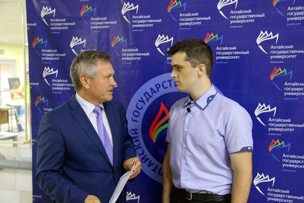 Ректор АлтГУ пожелал трехтысячному абитуриенту стать успешным студентом факультета математики и информационных технологий Ректор АлтГУ пожелал трехтысячному абитуриенту стать успешным студентом факультета математики и информационных технологий