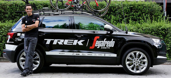 ŠKODA KAROQ выступил в качестве автомобиля сопровождения на Туре Испании ŠKODA KAROQ выступил в качестве автомобиля сопровождения на Туре Испании