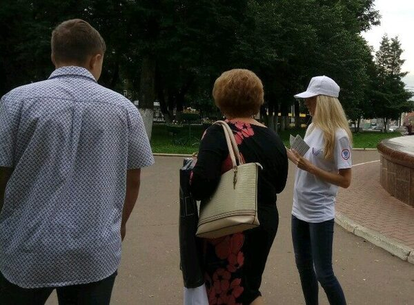 Активисты ОНФ продолжают информировать жителей Кировской области о приоритетных проектах Народного фронта Активисты ОНФ продолжают информировать жителей Кировской области о приоритетных проектах Народного фронта