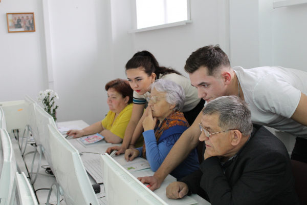 Представители «Молодежки ОНФ» в Кировской области провели уроки компьютерной грамотности для пенсионеров Представители «Молодежки ОНФ» в Кировской области провели уроки компьютерной грамотности для пенсионеров