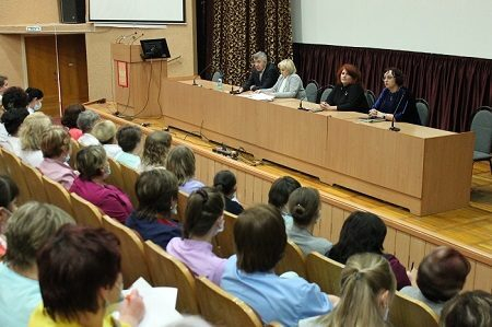 ОНФ в Амурской области помогает работникам областной больницы разобраться в вопросе начисления зарплат ОНФ в Амурской области помогает работникам областной больницы разобраться в вопросе начисления зарплат