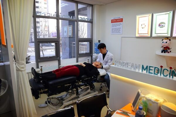 Единственный центр корейской медицины на Олимпиаде-2018 в Пхёнчхане предоставляет медицинские услуги членам делегаций международных СМИ Единственный центр корейской медицины на Олимпиаде-2018 в Пхёнчхане предоставляет медицинские услуги членам делегаций международных СМИ