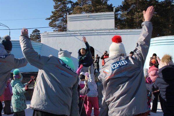 Челябинские активисты ОНФ провели акцию «Зарядка со звездой» Челябинские активисты ОНФ провели акцию «Зарядка со звездой»