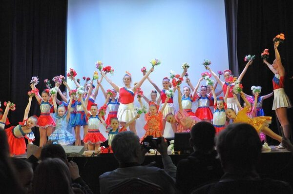 Образцовый ансамбль танца «Ровесник» Центра культуры «Хорошевский» отчитался о 25-летней деятельности Образцовый ансамбль танца «Ровесник» Центра культуры «Хорошевский» отчитался о 25-летней деятельности