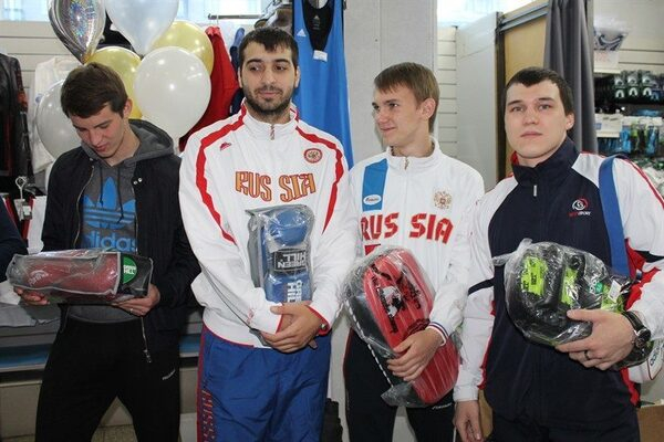 Челябинские активисты ОНФ вручили спортивные подарки школе олимпийского резерва Челябинские активисты ОНФ вручили спортивные подарки школе олимпийского резерва