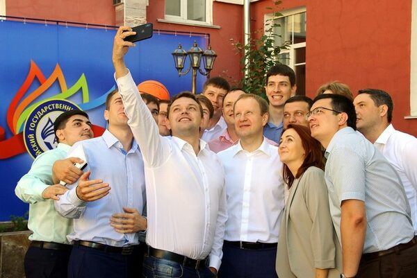 В Университетском дворике АлтГУ состоялась встреча врио Губернатора Алтайского края В.П. Томенко с молодыми парламентариями В Университетском дворике АлтГУ состоялась встреча врио Губернатора Алтайского края В.П. Томенко с молодыми парламентариями