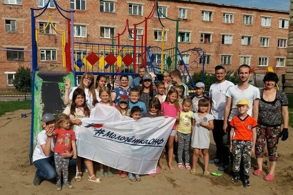Команда «Молодежки ОНФ» привела в порядок детскую площадку в одном из дворов Кемерова Команда «Молодежки ОНФ» привела в порядок детскую площадку в одном из дворов Кемерова