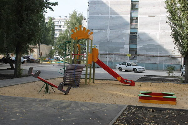 Активисты ОНФ обеспокоены качеством благоустройства двора в Воронеже Активисты ОНФ обеспокоены качеством благоустройства двора в Воронеже