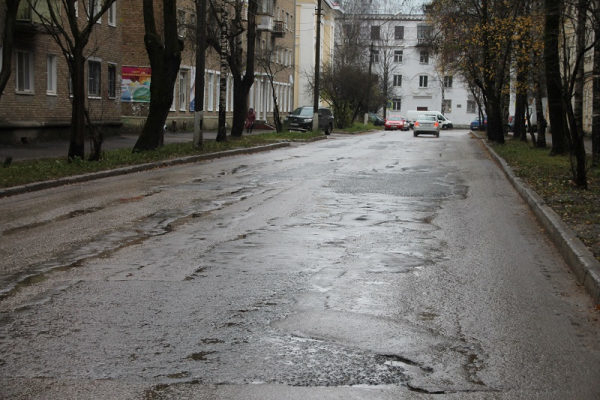 Активисты ОНФ в Коми проверили результаты ремонта дороги на улице Чернова в центре Сыктывкара Активисты ОНФ в Коми проверили результаты ремонта дороги на улице Чернова в центре Сыктывкара