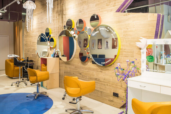 В Интересной парикмахерской скидки на все услуги В Интересной парикмахерской скидки на все услуги