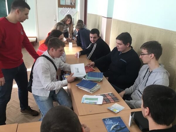 Участники волгоградской команды «Молодежки ОНФ» провели акцию «Татьянка» Участники волгоградской команды «Молодежки ОНФ» провели акцию «Татьянка»