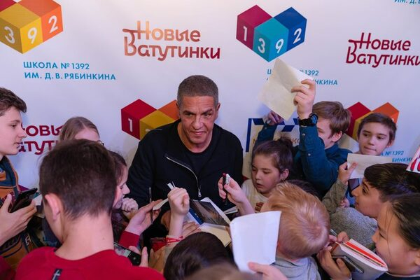 Звезда фильма «Такси» познакомился с жителями Новых Ватутинок Звезда фильма «Такси» познакомился с жителями Новых Ватутинок