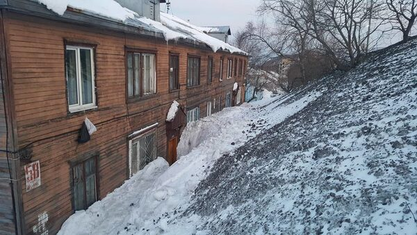 Активисты ОНФ призвали власти Петропавловска-Камчатского расчистить от снега и льда территорию дома на улице Зеркальной Активисты ОНФ призвали власти Петропавловска-Камчатского расчистить от снега и льда территорию дома на улице Зеркальной