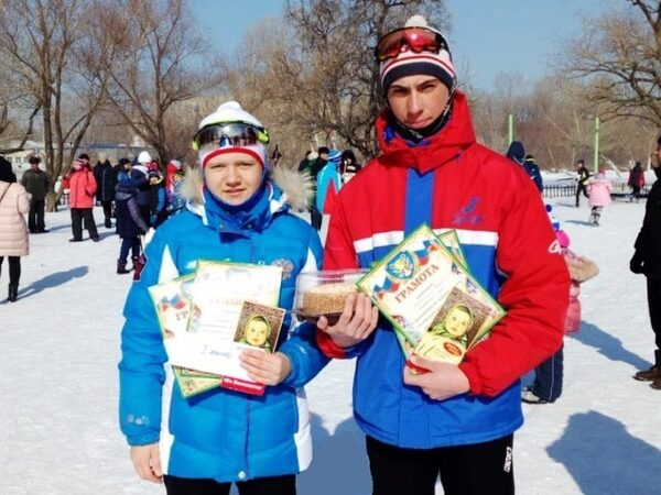 Наши студенты А. Залевская и В. Мананников - победители лыжной эстафеты памяти А.П. Ячменева Наши студенты А. Залевская и В. Мананников - победители лыжной эстафеты памяти А.П. Ячменева