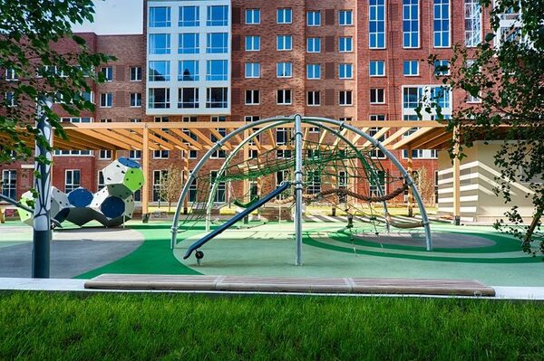 Датская компания KOMPAN разработала безопасные игровые площадки для квартала SREDA Датская компания KOMPAN разработала безопасные игровые площадки для квартала SREDA