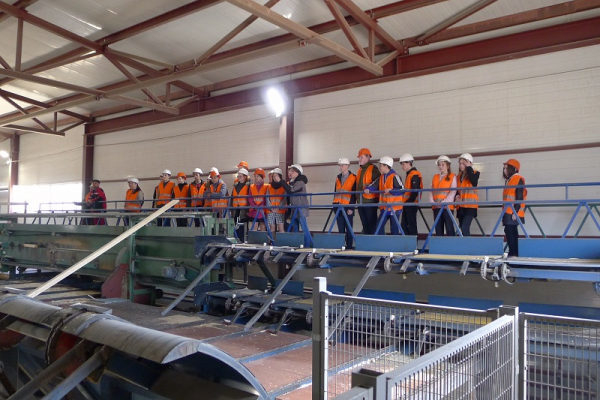 Активисты ОНФ в Коми организовали экскурсию школьников на лесопильное производство Активисты ОНФ в Коми организовали экскурсию школьников на лесопильное производство