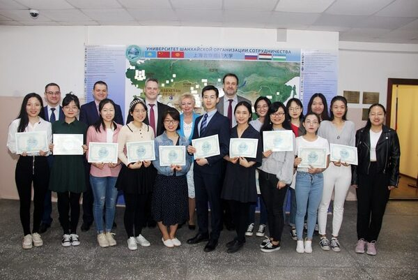 В АлтГУ вручили сертификаты Университета ШОС 15 магистрантам из Китая В АлтГУ вручили сертификаты Университета ШОС 15 магистрантам из Китая