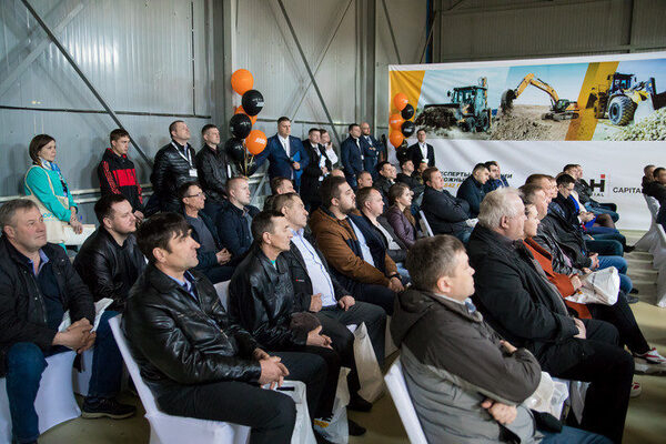 В Благовещенске представили новинки дорожно-строительной техники CASE В Благовещенске представили новинки дорожно-строительной техники CASE
