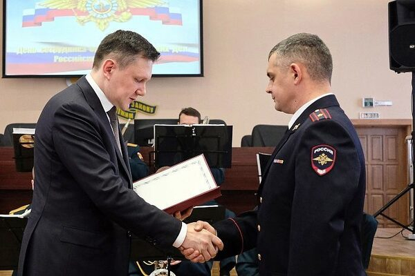 В Кирове поздравили сотрудников органов внутренних дел РФ с профессиональным праздником В Кирове поздравили сотрудников органов внутренних дел РФ с профессиональным праздником