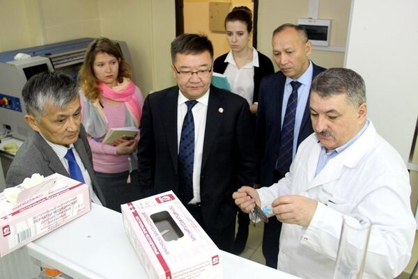 Гостей из Монголии и Казахстана познакомили с научными подразделениями АлтГУ Гостей из Монголии и Казахстана познакомили с научными подразделениями АлтГУ