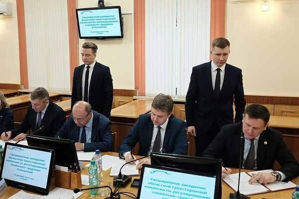 В Кировской области подписано трёхстороннее соглашение по регулированию социально-трудовых отношений В Кировской области подписано трёхстороннее соглашение по регулированию социально-трудовых отношений