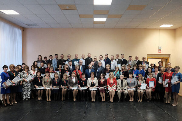 Игорь Васильев вручил почётные грамоты победителям областного смотра-конкурса «Лучший работник по профессии 2019 года» Игорь Васильев вручил почётные грамоты победителям областного смотра-конкурса «Лучший работник по профессии 2019 года»