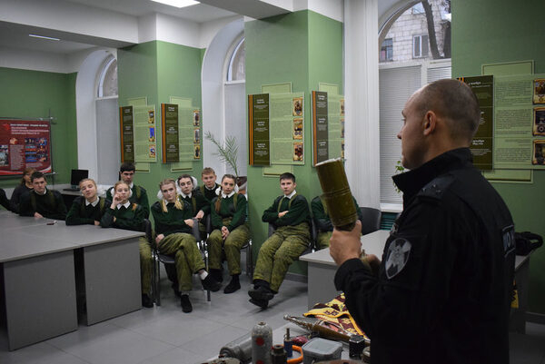 Сотрудники спецподразделений Росгвардии провели урок мужества для воспитанников центра патриотического воспитания «Пост №1» Сотрудники спецподразделений Росгвардии провели урок мужества для воспитанников центра патриотического воспитания «Пост №1»