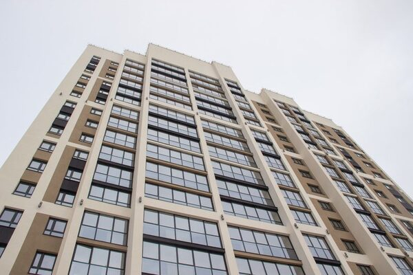 В Жилом комплексе «Изумрудный бор» началась установка окон в доме № 2 В Жилом комплексе «Изумрудный бор» началась установка окон в доме № 2