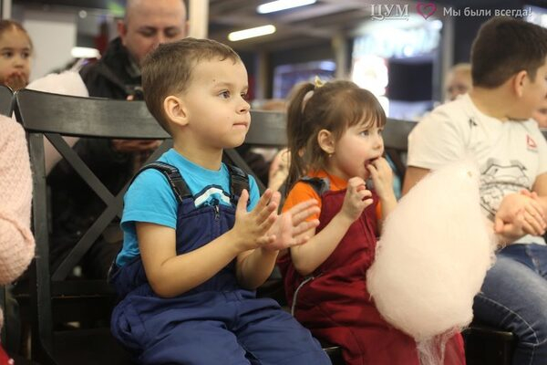 Дети посмотрели в ЦУМе спектакль по мотивам русской народной сказки Дети посмотрели в ЦУМе спектакль по мотивам русской народной сказки