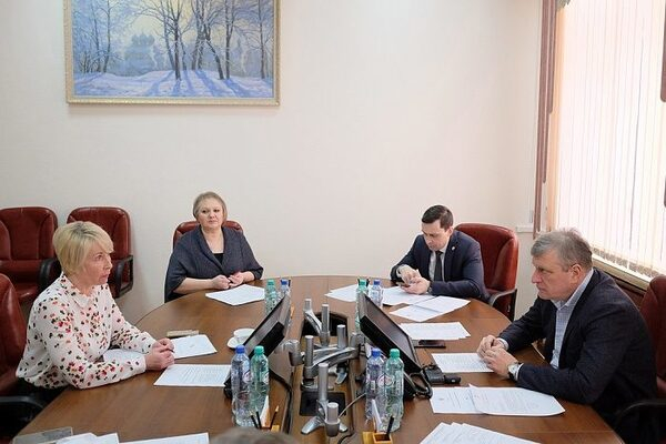 Игорю Васильеву доложили о мерах по нераспространению COVID-19 в Кирове Игорю Васильеву доложили о мерах по нераспространению COVID-19 в Кирове