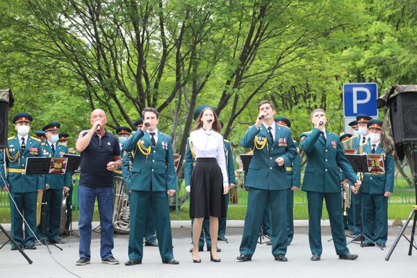В Екатеринбурге сотрудники Росгвардии подарили хорошее настроение маленьким пациентам Областной детской клинической больницы В Екатеринбурге сотрудники Росгвардии подарили хорошее настроение маленьким пациентам Областной детской клинической больницы
