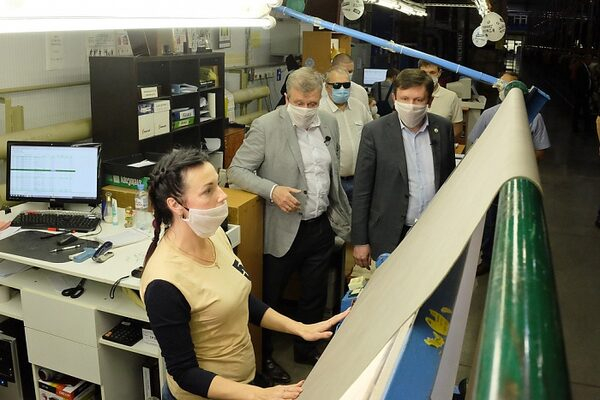 Игорь Васильев посетил системообразующие предприятия, которые перестроили свою работу под действующие ограничения Игорь Васильев посетил системообразующие предприятия, которые перестроили свою работу под действующие ограничения