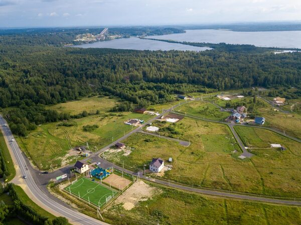 В посёлках компании «ФАКТ» строят водопровод, линии электропередач и дороги В посёлках компании «ФАКТ» строят водопровод, линии электропередач и дороги