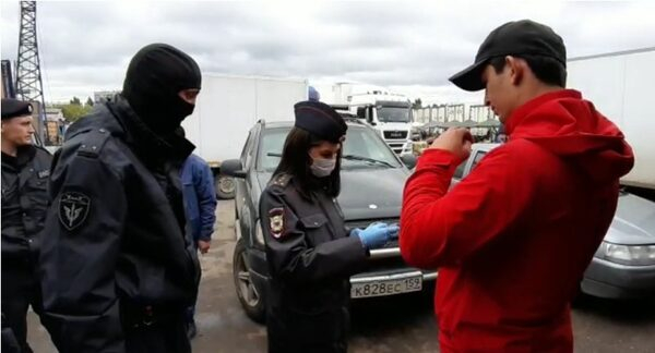 При содействии ОМОН проведены массовые проверки соблюдения миграционного законодательства в местах торговли При содействии ОМОН проведены массовые проверки соблюдения миграционного законодательства в местах торговли