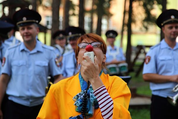 Ко Дню знаний оркестр южноуральской Росгвардии выступил под окнами детской больницы Ко Дню знаний оркестр южноуральской Росгвардии выступил под окнами детской больницы